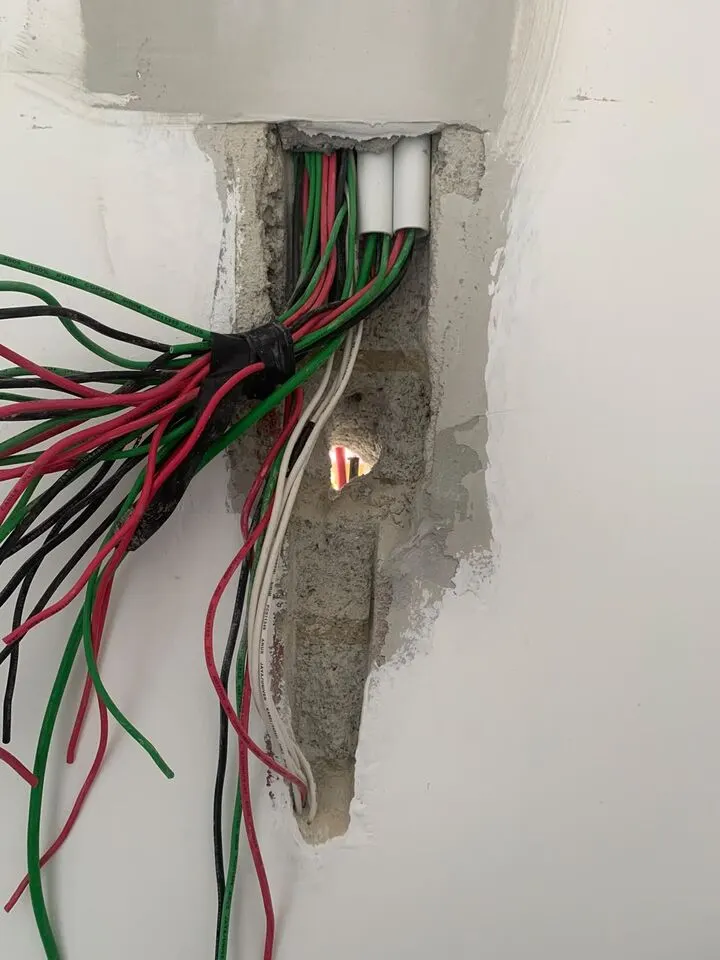 Laluan kabel semasa kerja wiring rumah.