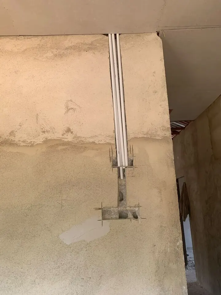 Laluan paip wiring pada dinding, sebelum kemasan.