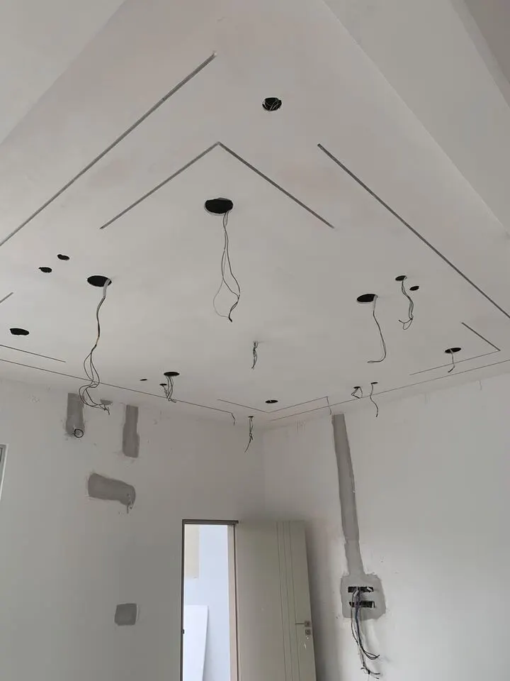 Point lampu dan wiring siling dalam proses pemasangan.